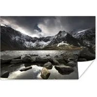 PosterMonkey Poster Besneeuwde bergen in de winter in Snowdonia - 60x40 cm