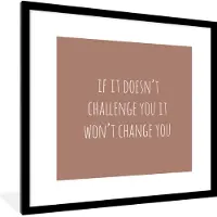 PosterMonkey Fotolijst incl. Poster - Engelse quote "If it doesn't challenge you it won't change you" op een bruine achtergrond - 40x40 cm - Posterlijst