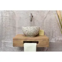 Saniclear Seba fonteinset met bruin eiken plank, zwart-witte terrazzo waskom en verouderd ijzer kraan voor in het toilet