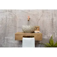 Saniclear Seba fonteinset met bruin eiken plank, zwart-witte terrazzo waskom en koperen kraan voor in het toilet