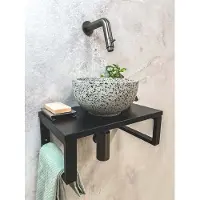 Saniclear Lovi fonteinset met zwart-witte terrazzo waskom en verouderd ijzeren kraan voor in het toilet