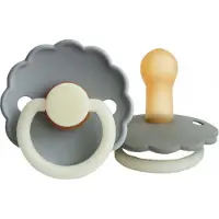 Frigg Daisy Glow In The Dark Fopspeen French Gray / Portobello 6-18 Mnd 2 Stuks