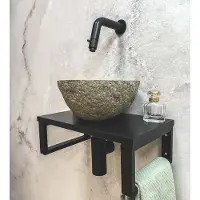 Saniclear Lovi fonteinset met rivierstenen waskom en zwarte kraan voor in het toilet