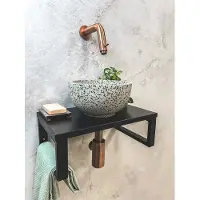 Saniclear Lovi fonteinset met zwart-witte terrazzo waskom en koperen kraan voor in het toilet