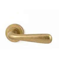 Hardbrass Gatdeel rechts deurkruk Silvia op rond rozet - messing getrommeld