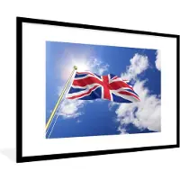 PosterMonkey Fotolijst incl. Poster - De vlag van het Verenigd Koninkrijk wappert in de lucht - 90x60 cm - Posterlijst