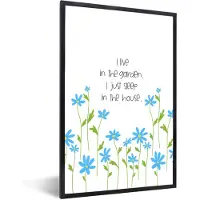 PosterMonkey Fotolijst incl. Poster - Quotes - Spreuken - I live in the garden I just sleep in the house - 20x30 cm - Posterlijst