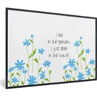 PosterMonkey Fotolijst incl. Poster - I live in the garden I just sleep in the house - Spreuken - Quotes - 60x40 cm - Posterlijst