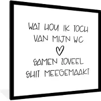 PosterMonkey Fotolijst incl. Poster - Spreuken - Quotes - Wat hou ik toch van mijn wc, samen zoveel shit meegemaakt - Hartje - 40x40 cm - Posterlijst