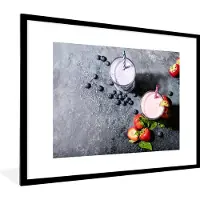 PosterMonkey Fotolijst incl. Poster - Smoothie - Fruit - Aardbei - Bes - Marmer - 80x60 cm - Posterlijst