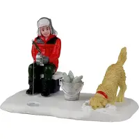 Lemax Vail Village Kerstdorpminiatuur Ice Fishing Buddies (vismaatjes) 4,7 X 7,3 X 4,7 Cm