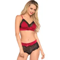 Leg avenue 2PC. Kant getrimde satijnen spandex bralette met verstelbare bandjes, haak-en-oog rug en geschulpte kanten braziliaanse boyshorts op de rug
