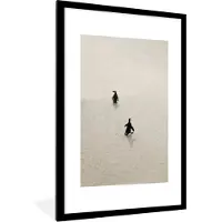 PosterMonkey Fotolijst incl. Poster - Twee pinguïns lopen over het zand in Zuid-Afrika - 80x120 cm - Posterlijst