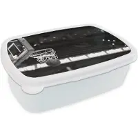 MuchoWow Broodtrommel Wit - Lunchbox - Brooddoos - Basketbal gaat door de basket - zwart wit - 18x12x6 cm - Volwassenen