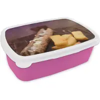 MuchoWow Broodtrommel Roze - Lunchbox - Brooddoos - Een frikandel met kleine patat op een houten snijplank - 18x12x6 cm - Kinderen - Meisje