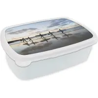 MuchoWow Broodtrommel Wit - Lunchbox - Brooddoos - Surfers langs het strand - 18x12x6 cm - Volwassenen