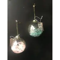 Christmas House Set van 2 glazen kerstballen gevuld met glitter en lint roos en blauw