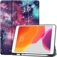 Mobigear Tri-Fold Pencilholder Bookcase voor Apple iPad 8 (2020) - Heelal