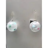 Christmas House Set van 2 bedrukte kerstballen dots en sterren ornamenten in glas