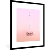 PosterMonkey Fotolijst incl. Poster - Druppels vallen in roze water - 60x80 cm - Posterlijst