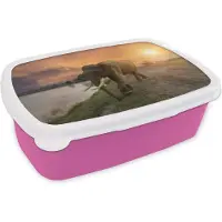 MuchoWow Broodtrommel Roze - Lunchbox - Brooddoos - Olifant loopt richting het meer - 18x12x6 cm - Kinderen - Meisje