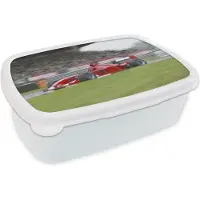 MuchoWow Broodtrommel Wit - Lunchbox - Brooddoos - Rode auto op een racebaan - 18x12x6 cm - Volwassenen