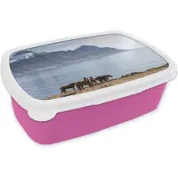 MuchoWow Broodtrommel Roze - Lunchbox - Brooddoos - Close-up van IJslander paarden aan een meer - 18x12x6 cm - Kinderen - Meisje