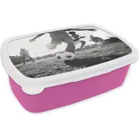 MuchoWow Broodtrommel Roze - Lunchbox - Brooddoos - Jongen voetbalt - zwart wit - 18x12x6 cm - Kinderen - Meisje
