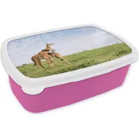 MuchoWow Broodtrommel Roze - Lunchbox - Brooddoos - Twee giraffen zijn aan het knuffelen - 18x12x6 cm - Kinderen - Meisje