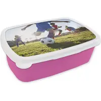MuchoWow Broodtrommel Roze - Lunchbox Jongen voetbalt - Brooddoos 18x12x6 cm - Brood lunch box - Broodtrommels voor kinderen en volwassenen