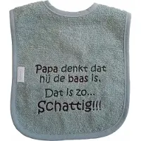 Funnies Groene (stone green) slab met "Papa denkt dat hij de baas is. Dat is zo... Schattig!!!" - lief, kraamcadeautje, cadeau, babyshower, vader, vaderdag, groen, bavetje