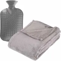 Atmosphera Fleece deken/plaid Zilvergrijs 125 x 150 cm en een warmwater kruik 2 liter - Plaids