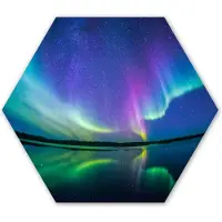 MuchoWow Hexagon wanddecoratie - Kunststof Wanddecoratie - Hexagon Schilderij - Noorderlicht - Sterrenhemel - Reflectie - 75x65 cm