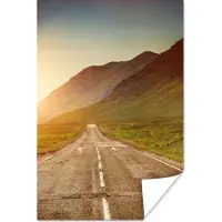 PosterMonkey Poster Prachtige weg tussen de bergen tijdens zonsondergang in Glen Coe - 60x90 cm