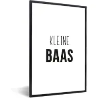 PosterMonkey Poster in fotolijst kind - Spreuken - Kleine baas - Kinderen - Jongens - Quotes - Decoratie voor kinderkamers - Poster kinderkamer - 60x90 cm - Wanddecoratie jongens - Schilderij voor kinderen
