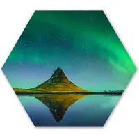 MuchoWow Hexagon wanddecoratie - Kunststof Wanddecoratie - Hexagon Schilderij - Noorderlicht - Berg - Water - IJsland - Natuur - 75x65 cm