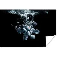 PosterMonkey Poster Blauwe bessen - Fruit - bes - Stilleven - Water - Zwart - 90x60 cm - Kerstversiering - Kerstdecoratie voor binnen - Kerstmis
