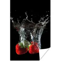 PosterMonkey Poster Aardbeien - Fruit - Water - Zwart - Rood - 120x180 cm XXL - Kerstversiering - Kerstdecoratie voor binnen - Kerstmis