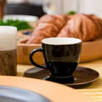 Homla Ellie Minimalist Kop en Schotel - Koffiekopje Theekopje Koffie en Thee en Koffiemok Set - Zwart met Gouden Details Porselein 230ml