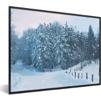 PosterMonkey Fotolijst incl. Poster - Bos - Sneeuw - Winter - 80x60 cm - Posterlijst - Kerstmis Decoratie - Kerstversiering - Kerstdecoratie Woonkamer - Kerstversiering - Kerstdecoratie voor binnen - Kerstmis
