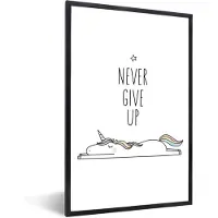 PosterMonkey Poster in fotolijst kinderen - Unicorn - Kinderen - Quotes - Never give up - Meisjes - Wanddecoratie meisjes - 40x60 cm - Poster slaapkamer - Kinder decoratie - Schilderij voor kinderen