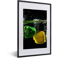 PosterMonkey Fotolijst incl. Poster - Paprika - Groente - Water - Zwart - Rood - Groen - Geel - 40x60 cm - Posterlijst - Kerstversiering - Kerstdecoratie voor binnen - Kerstmis