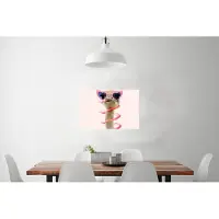 PosterMonkey Poster struisvogel - Fotoposter - Struisvogel - Zonnebril - Roze - Dieren - 90x60 cm - Muurposter - Wanddecoratie