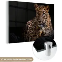 MuchoWow Glasschilderij luipaard - Boomstam - Dieren - Portret - Wanddecoratie - Woonkamer - 180x120 cm - Schilderij glas - Foto op glas - Woonaccessoires - Muurdecoratie - Glasplaat