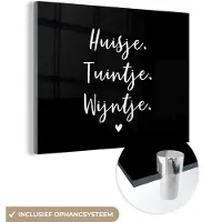 MuchoWow Glasschilderij 160x120 cm - Schilderij acrylglas - Huisje, tuintje, wijntje - Quotes - Tekst - Wijn - Thuis - Foto op glas - Schilderijen