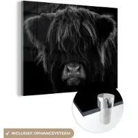 MuchoWow Glasschilderij 160x120 cm - Schilderij acrylglas - Schotse Hooglander - Koe - Zwart - Wit - Portret - Foto op glas - Schilderijen