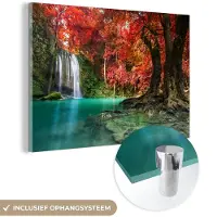 MuchoWow Glasschilderij - Wanddecoratie - Waterval - Japanse esdoorn - Water - Glasschilderij natuur - Foto op glas - Glazen schilderij - 180x120 cm - Acrylglas - Muurdecoratie