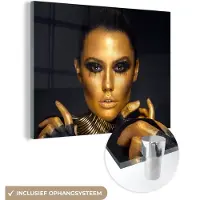 MuchoWow Glasschilderij vrouw - Goud - Verf - Luxe - Zwart - Schilderij glas - Foto op glas - Woonkamer - 160x120 cm - Wanddecoratie glas - Slaapkamer decoratie - Muurdecoratie - Glasplaat