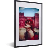 PosterMonkey Fotolijst incl. Poster - Kasteel - Rood - Vrouw - Portret - 40x60 cm - Posterlijst