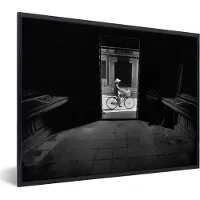 PosterMonkey Fotolijst incl. Poster - Deur - Fiets - Straat - Architectuur - 80x60 cm - Posterlijst